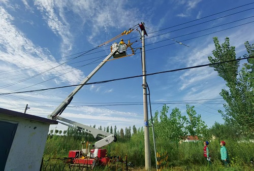 2025年9月7日，龍井線01號(hào)桿帶電接電纜頭引線。